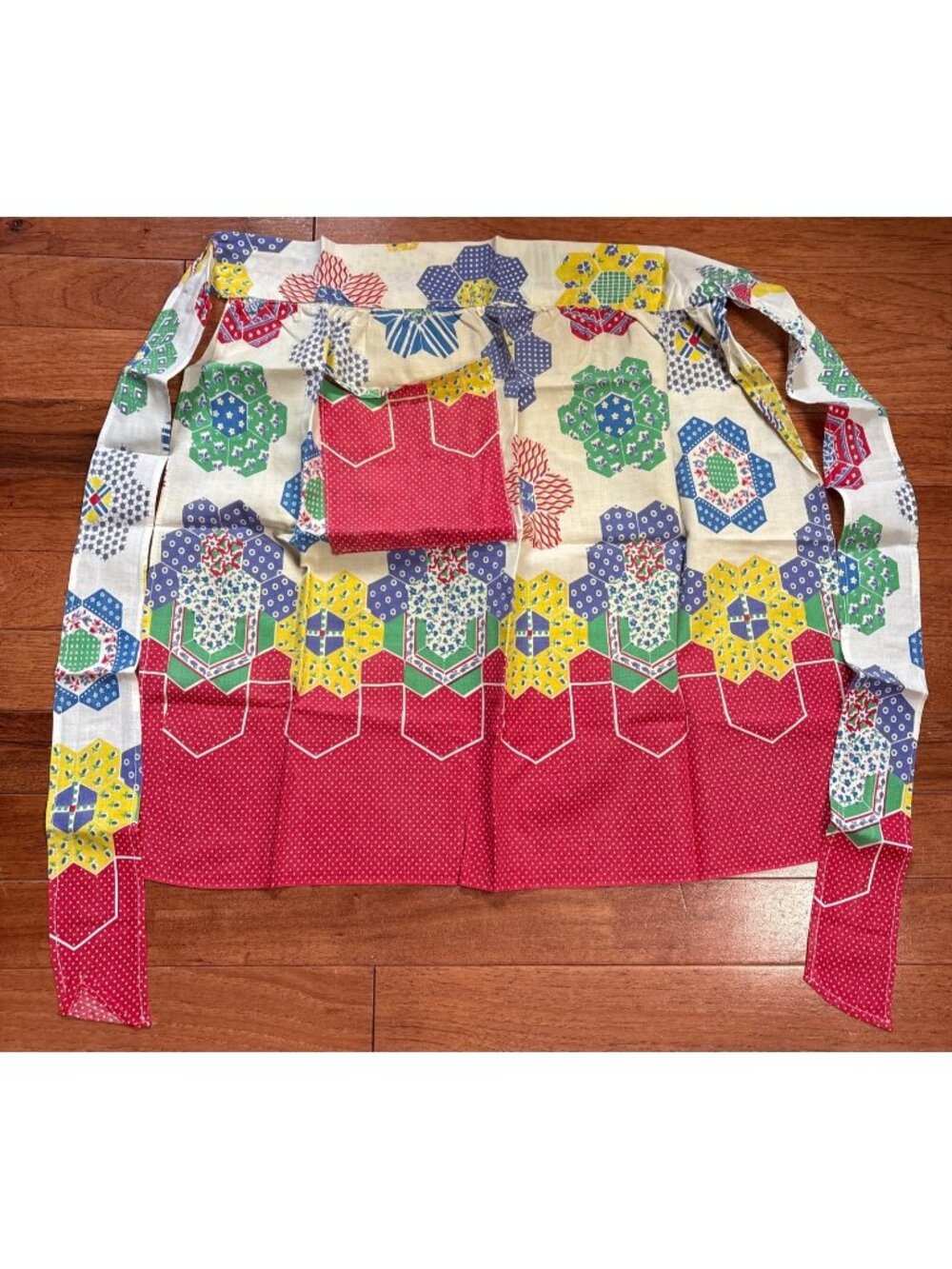 Floral Print Apron 1950s Hexagon Patchwork Style Pocket Retro Kitchen Tie Vtg